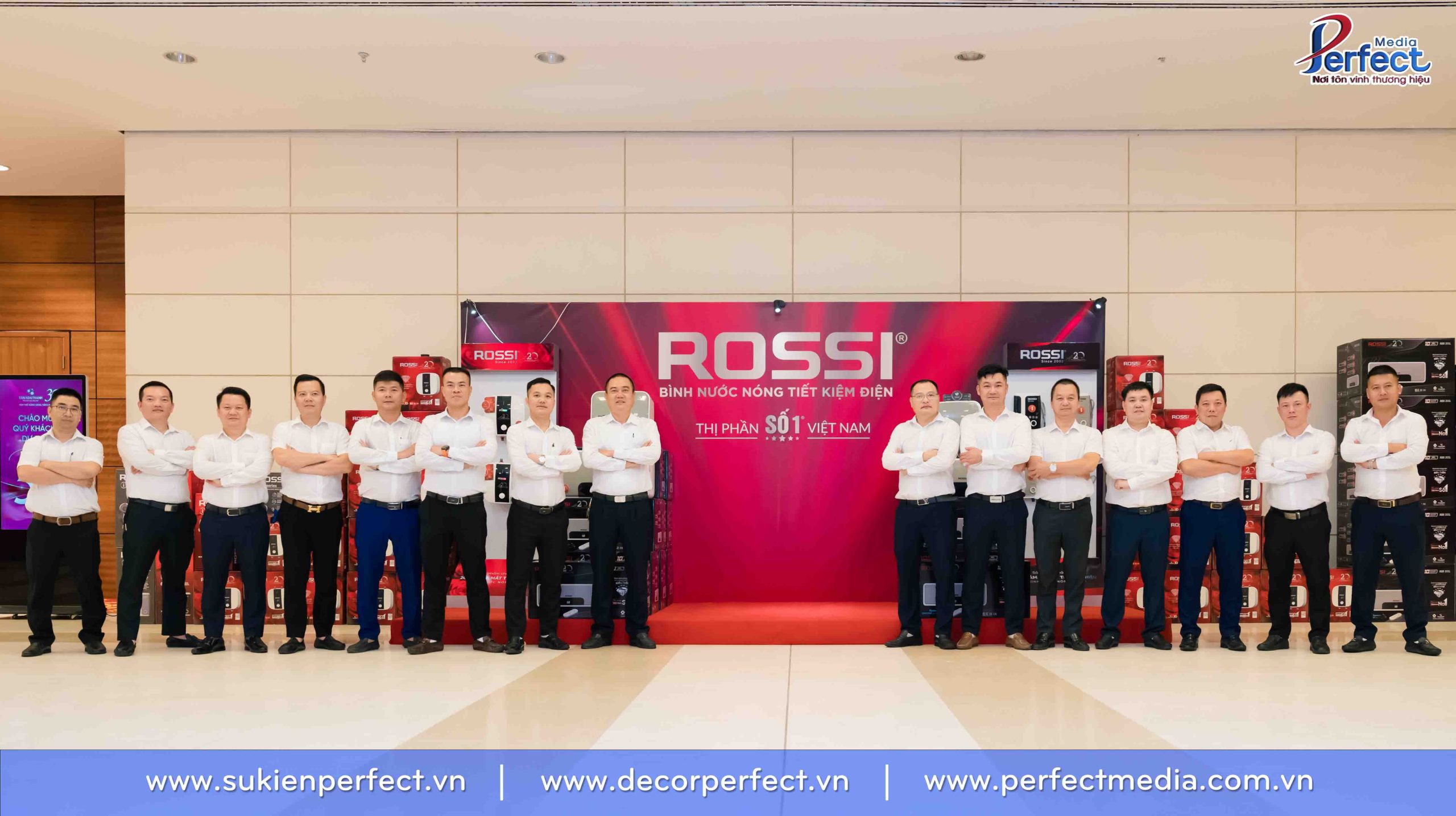 Nhân viên kinh doanh của tập đoàn Tân Á Đại Thành checkin tại gian hàng trưng bày bình nước nóng Rossi