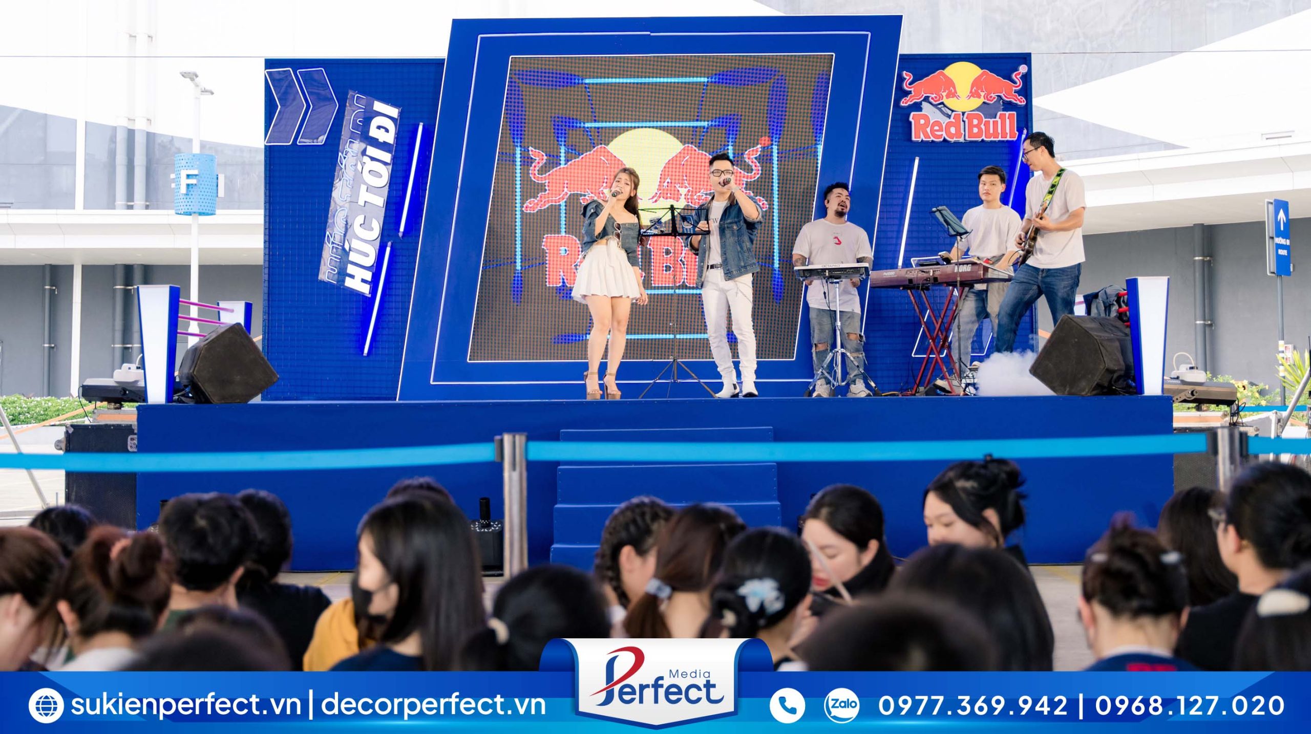 Ban nhạc biểu diễn tại sự kiện " RED BULL HÚC Tour Xuyên Việt"
