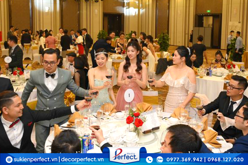 to-chuc-tiec-tat-nien-chuyen-nghiep