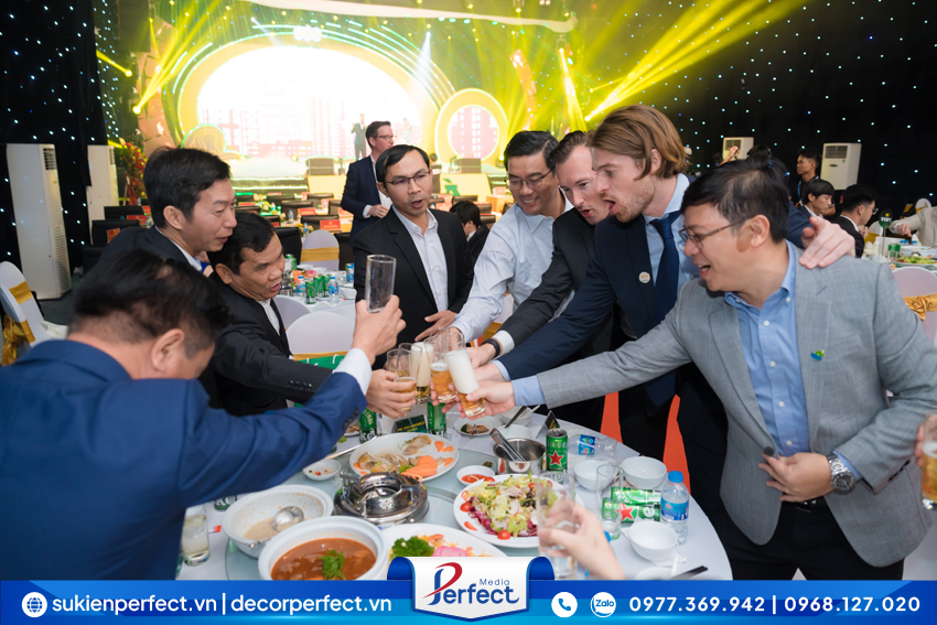 tiec-tri-an-khach-ha