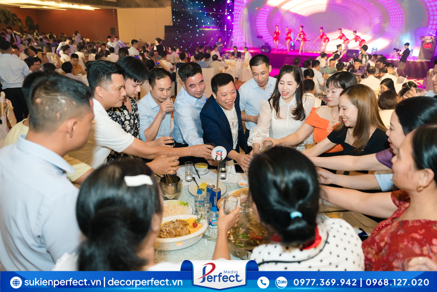 tiec-tri-an-khach-ha