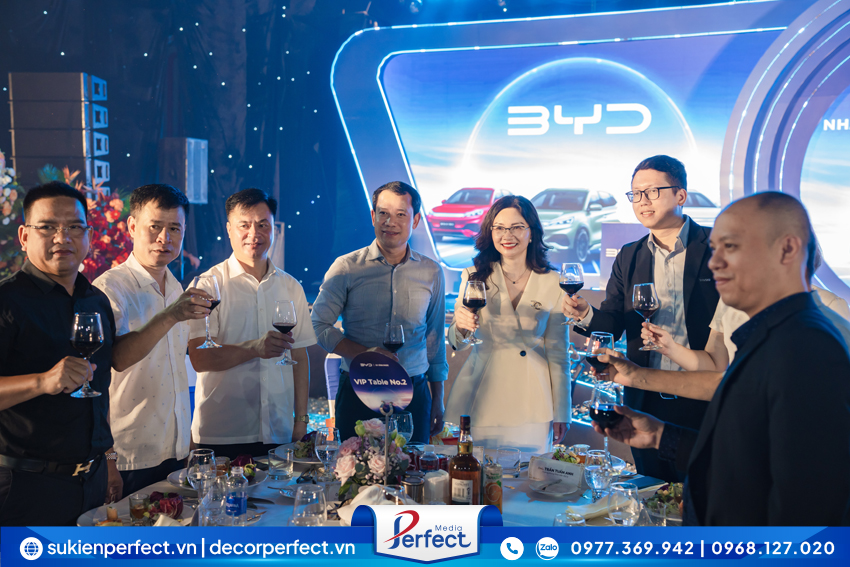 tiec-tri-an-khach-ha