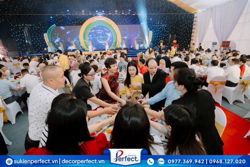 tiec-tri-an-khach-hang