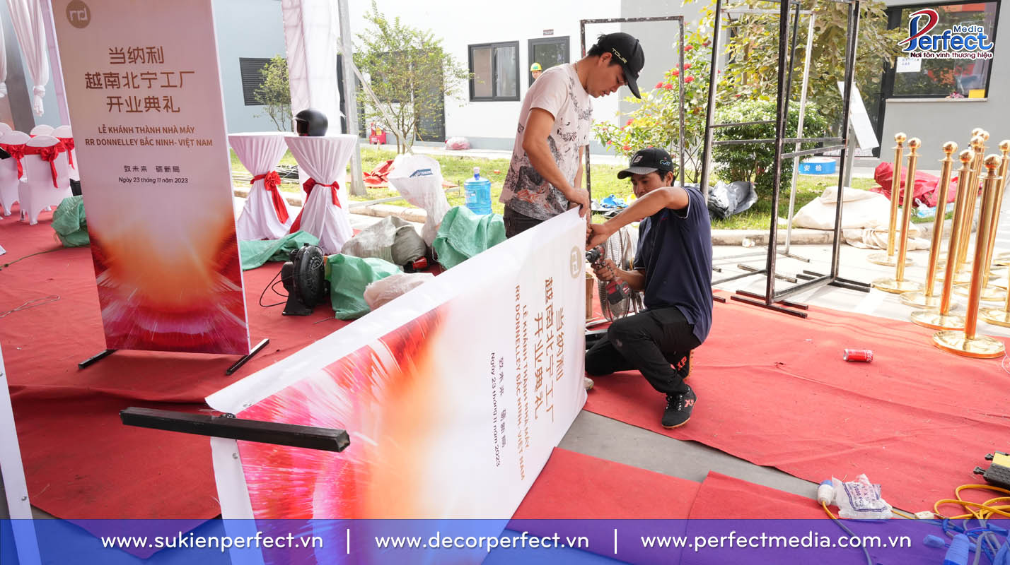 Nhân sự thi công của Perfect Media đang miệt mài thi công standee cho sự kiện