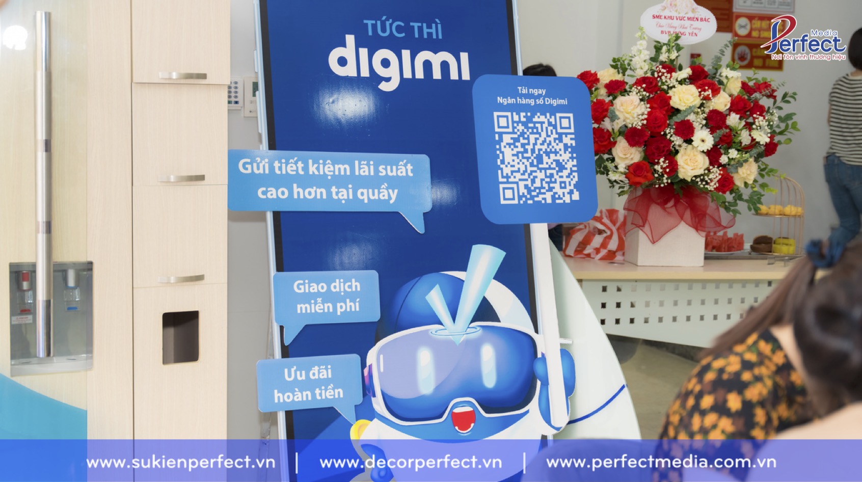 Standee theo mô hình ứng dụng ngân hàng số Digimi của ngân hàng Bản Việt