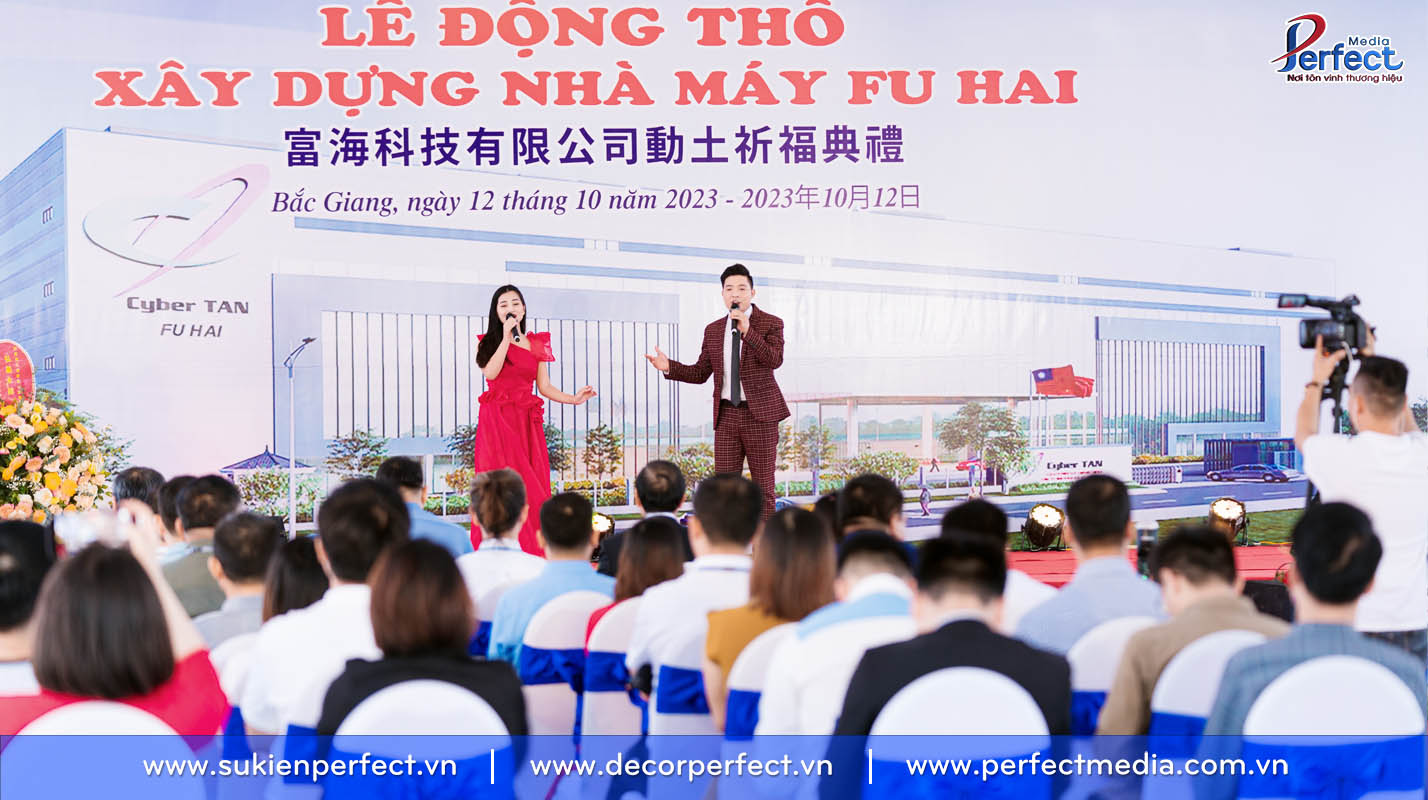 Ca sỹ biểu diễn tại sự kiện lễ động thổ