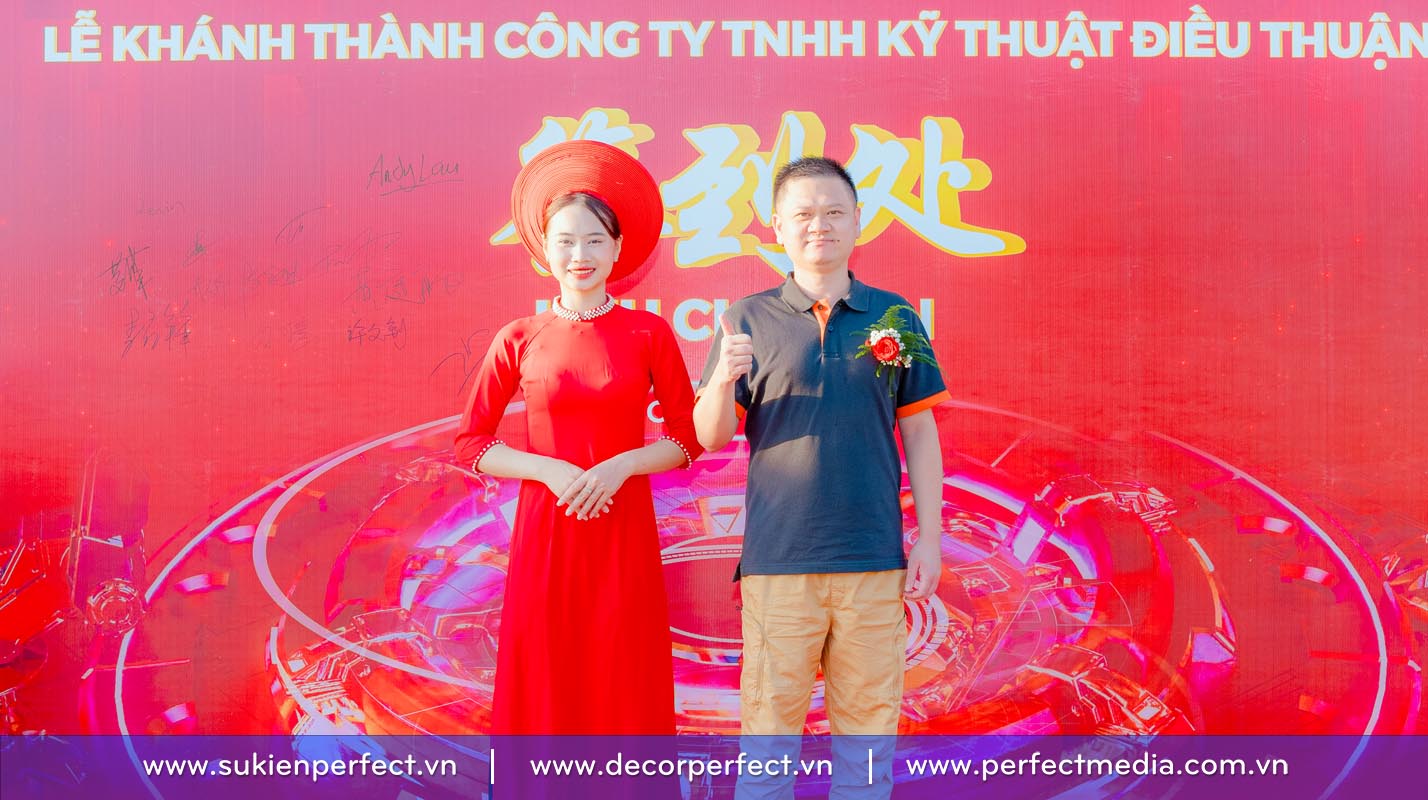 Khách mời chụp hình checkin tại photo booth sự kiện khánh thành Công ty TNHH Kỹ thuật Điều Thuận