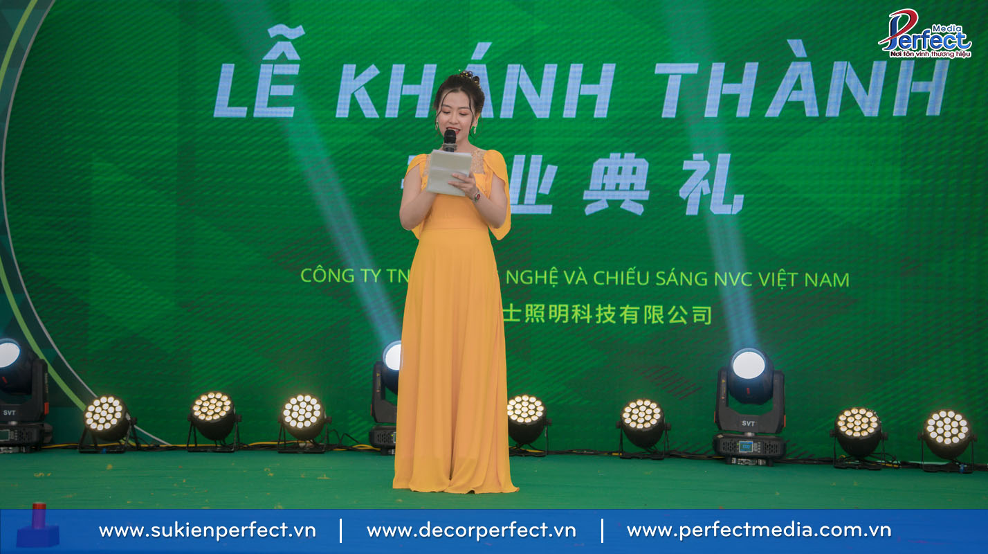 MC song ngữ xinh đẹp Hồng Hạnh của Perfect Media dẫn dắt sự kiện rất cuốn hút