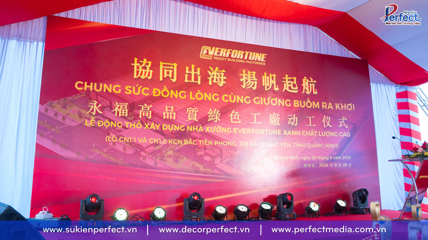 Backdrop sự kiện lễ động thổ xây dựng nhà xưởng EverFortune được thiết kế với tone màu đỏ chủ đạo