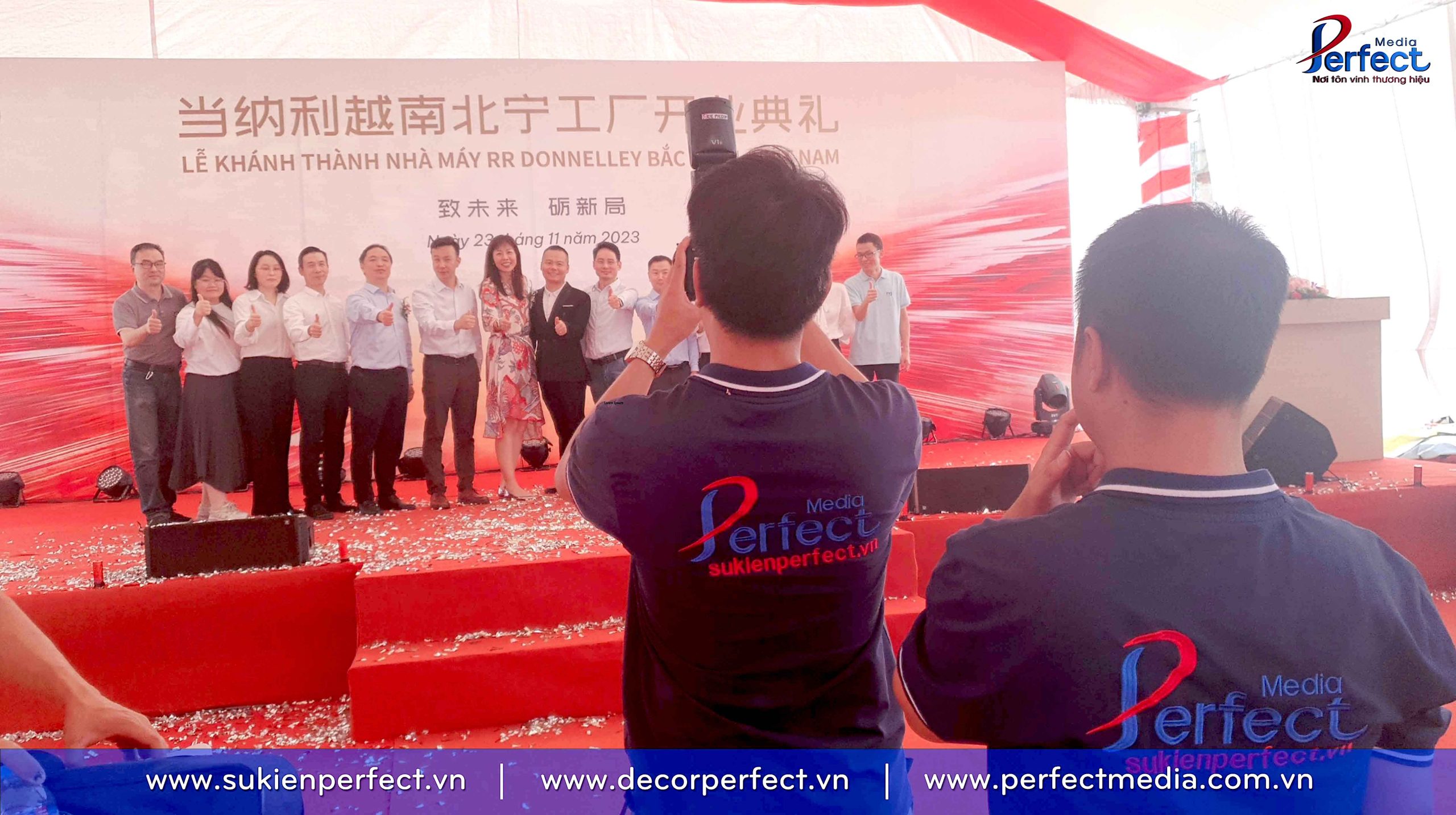 Ekip Media của Perfect Media đang tiến hành lưu giữ lại những khoảnh khắc lưu niệm của khách hàng tại sự kiện khánh thành