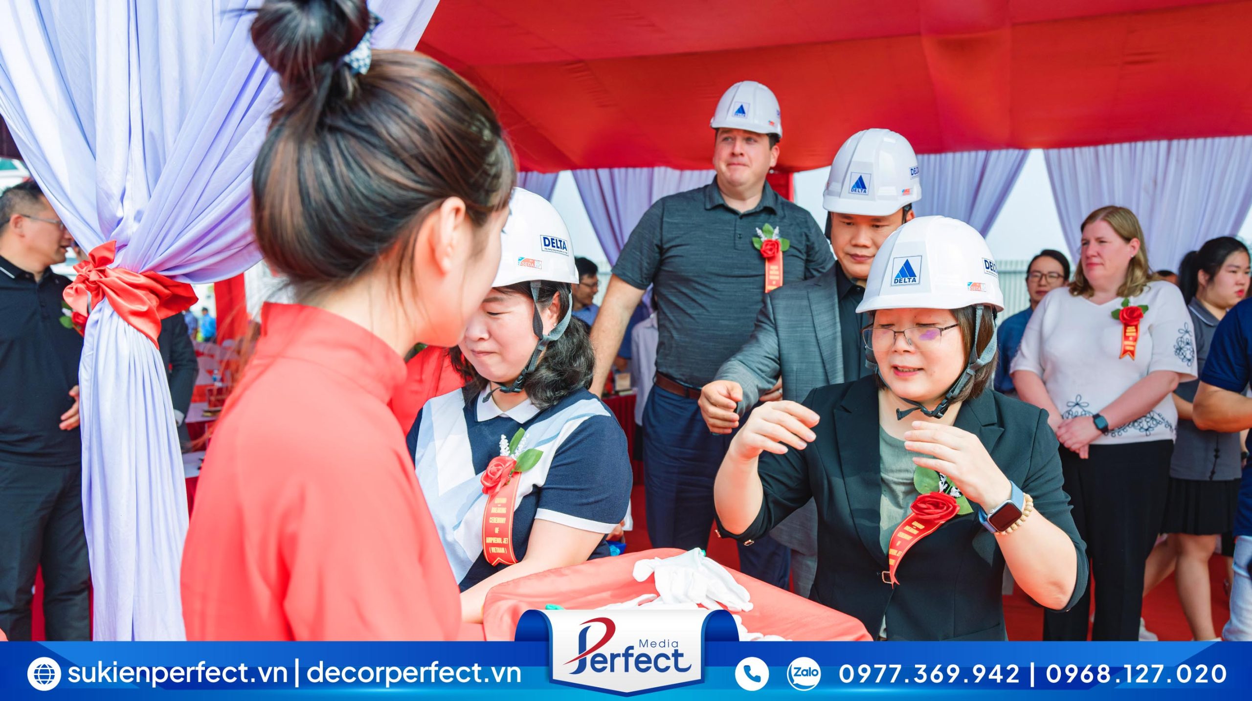 Đội hình lễ tân duyên dáng xinh đẹp