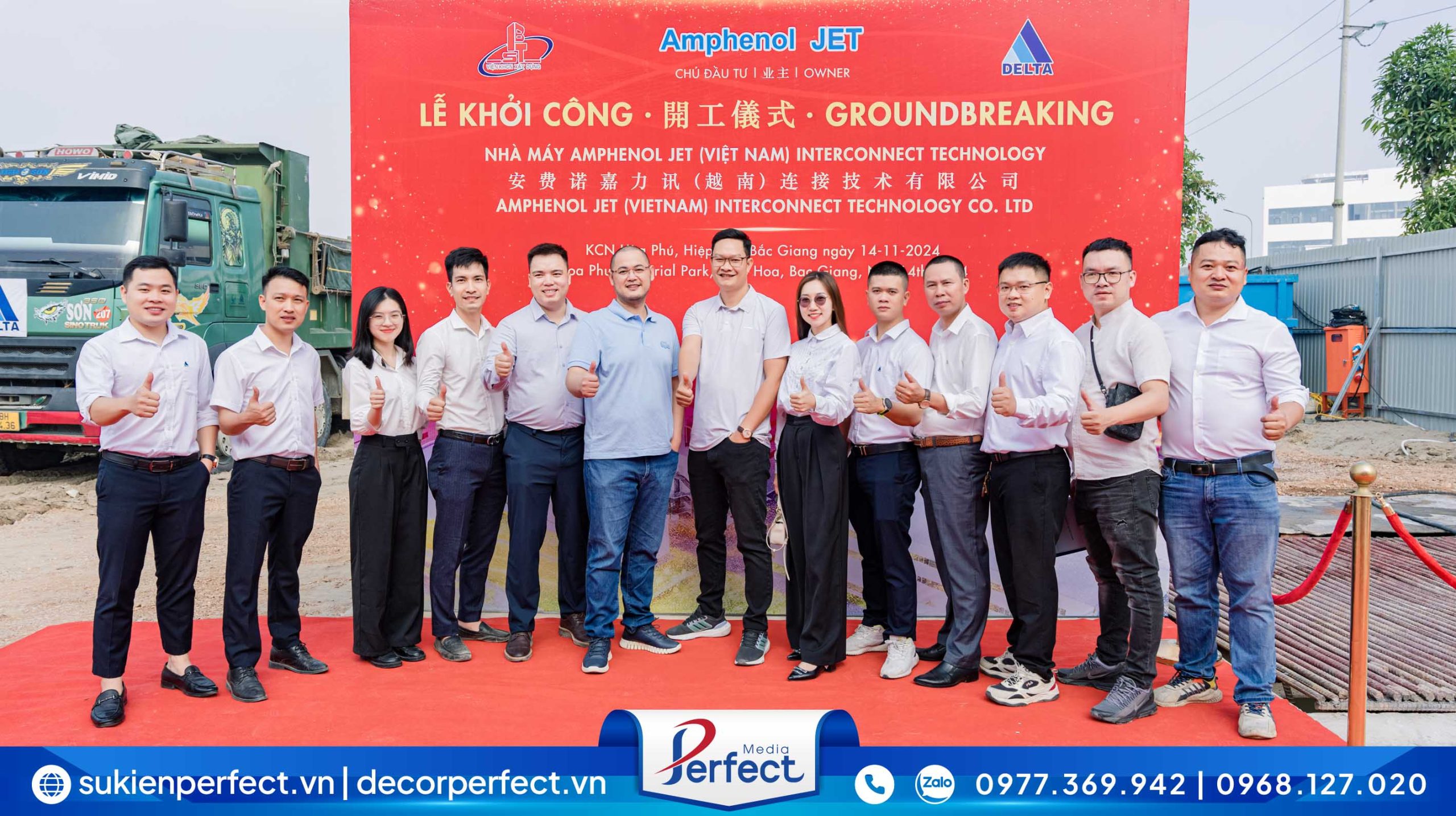 quan khách chụp hình checkin tại buổi lễ khởi công
