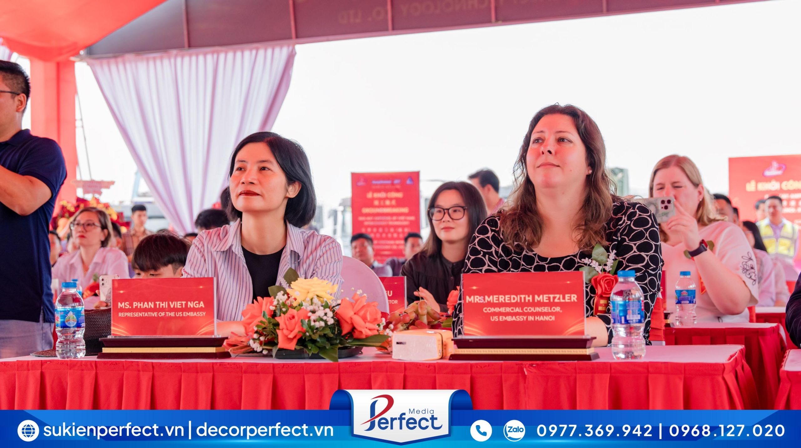 Khách mời theo dõi sự kiện