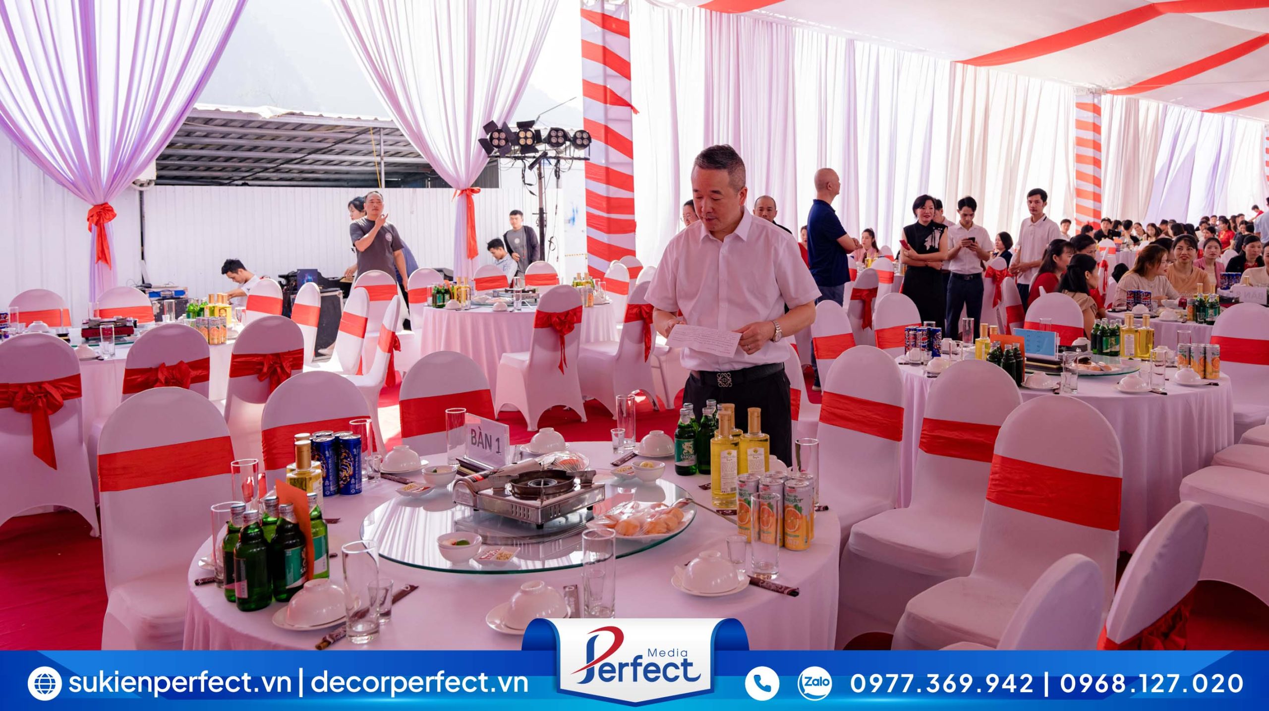 Perfect Media sẽ phục việc tiệc set menu ngay tại buổi lễ, do đó lựa chọn bàn tròn sẽ thuận tiện cho khách mời tham dự