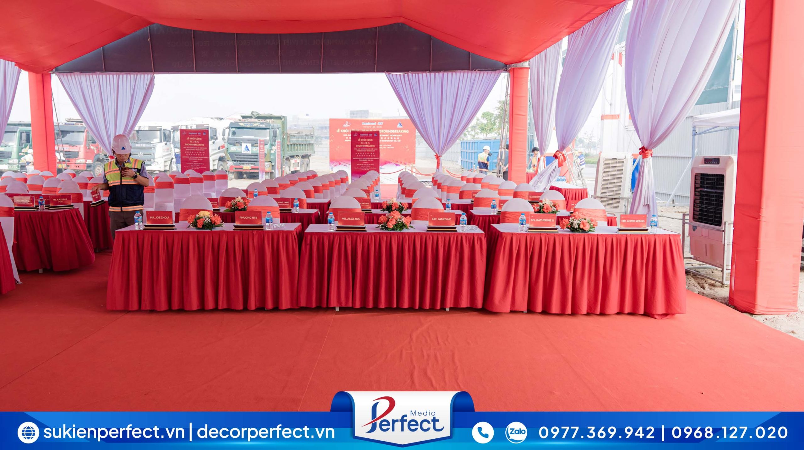 Setup dàn âm thanh chất lượng cao, bàn ghế phục vụ khách mời tham dự được sắp xếp chỉnh chu, ngay ngắn.