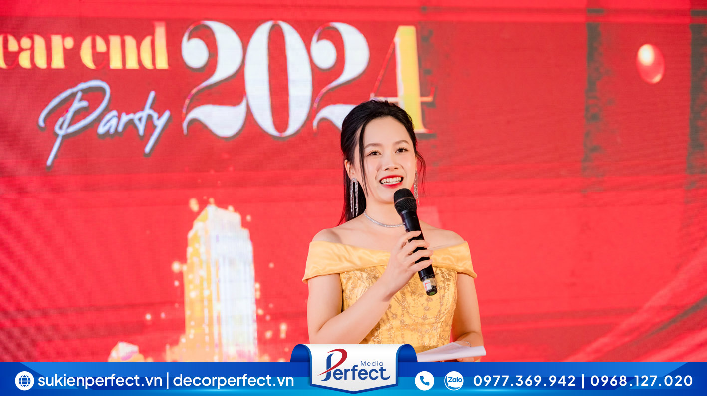 MC xinh đẹp Phương Oanh với lỗi dẫn thu hút tạo được nhiều thiện cảm trước khách mời dự tiệc.