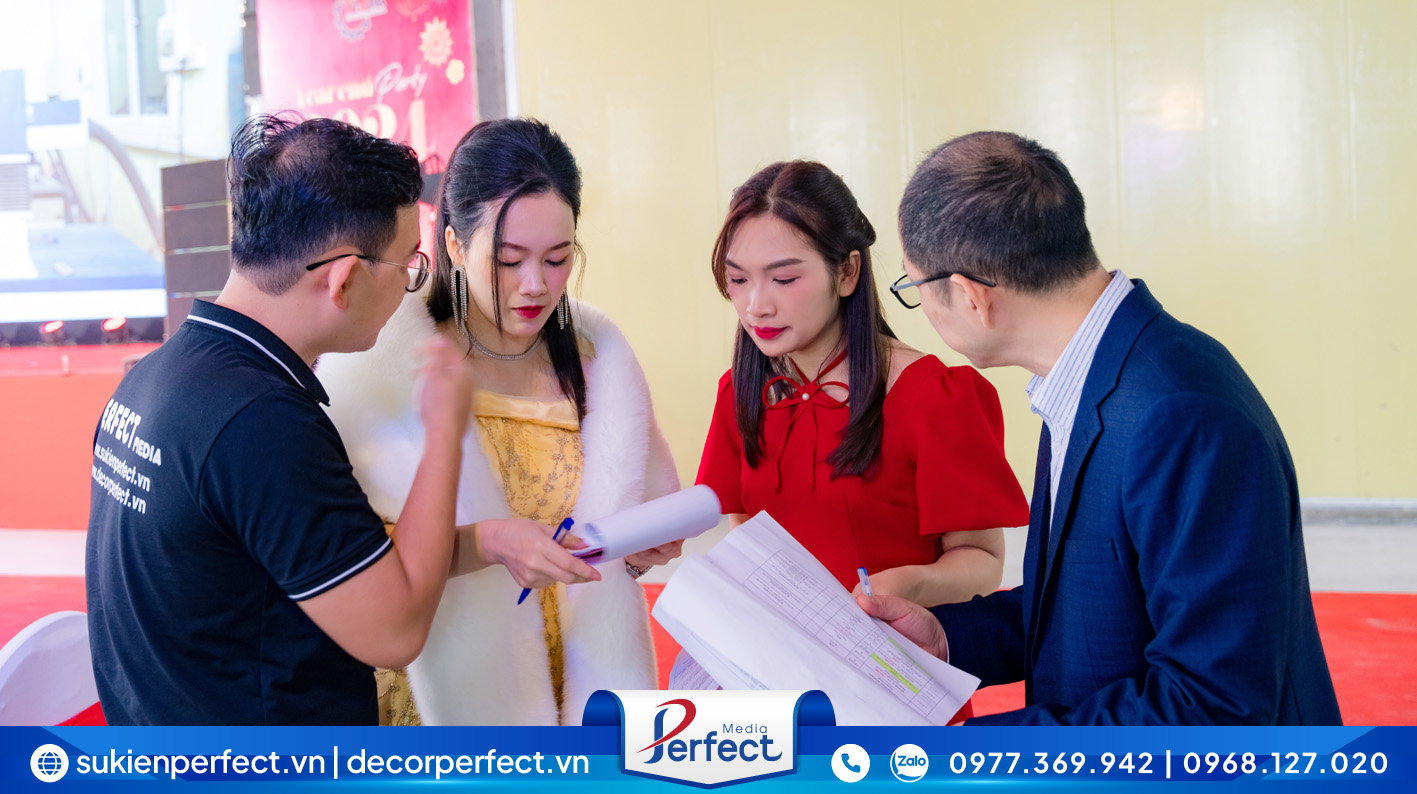 Event Planner Phương Nam - Perfect Media đang phối hợp cùng MC Phương Oanh và nhân sự phụ trách kịch bản bên Công ty Nghệ Gia