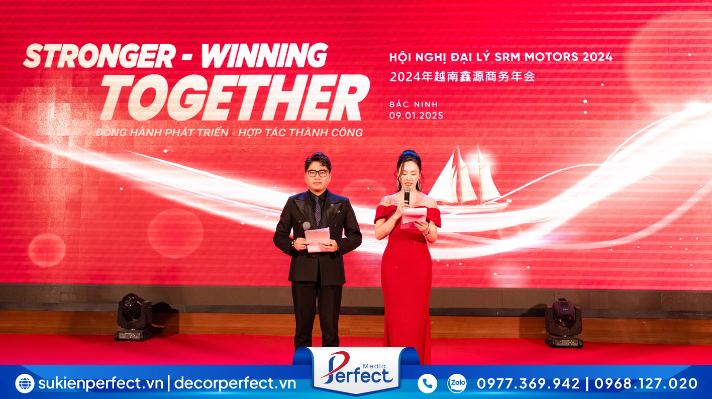 MC song ngữ Tuấn Anh - Phương Oanh giới thiệu đại biểu phát biểu trong hội nghị đại lý SRM 2024
