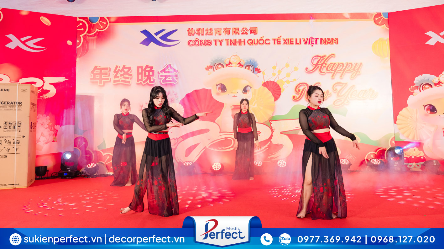 Biểu diễn các tiết mục văn nghệ nội bộ