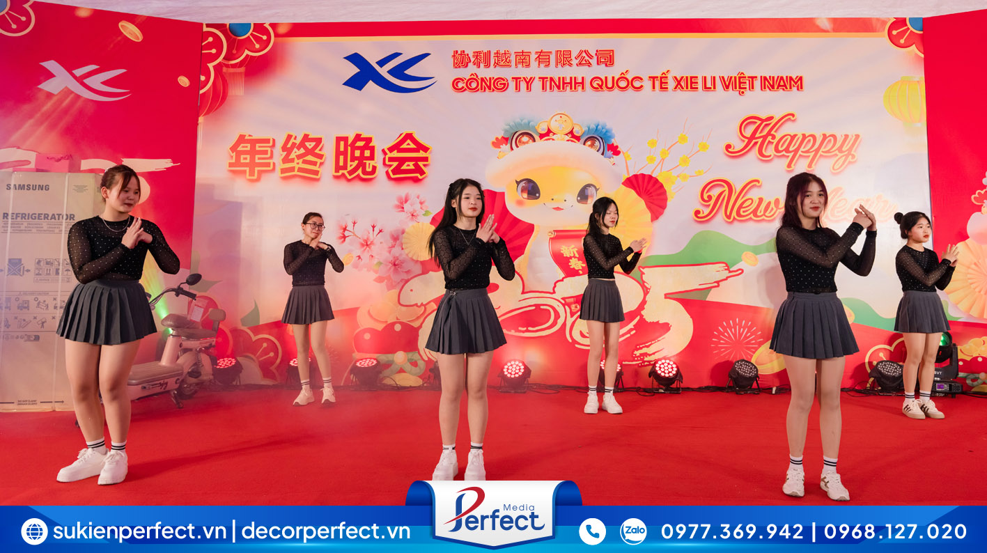Biểu diễn các tiết mục văn nghệ nội bộ