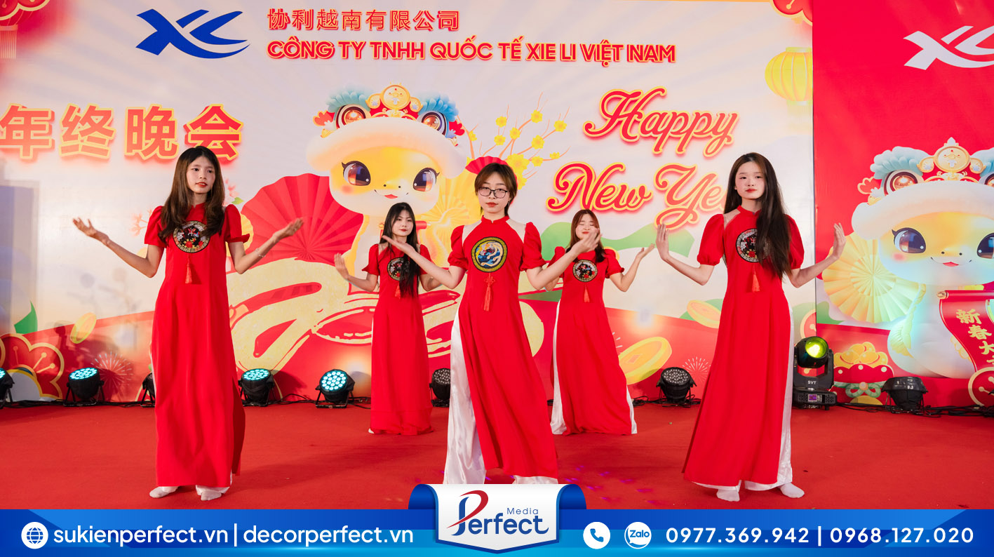 Biểu diễn các tiết mục văn nghệ nội bộ
