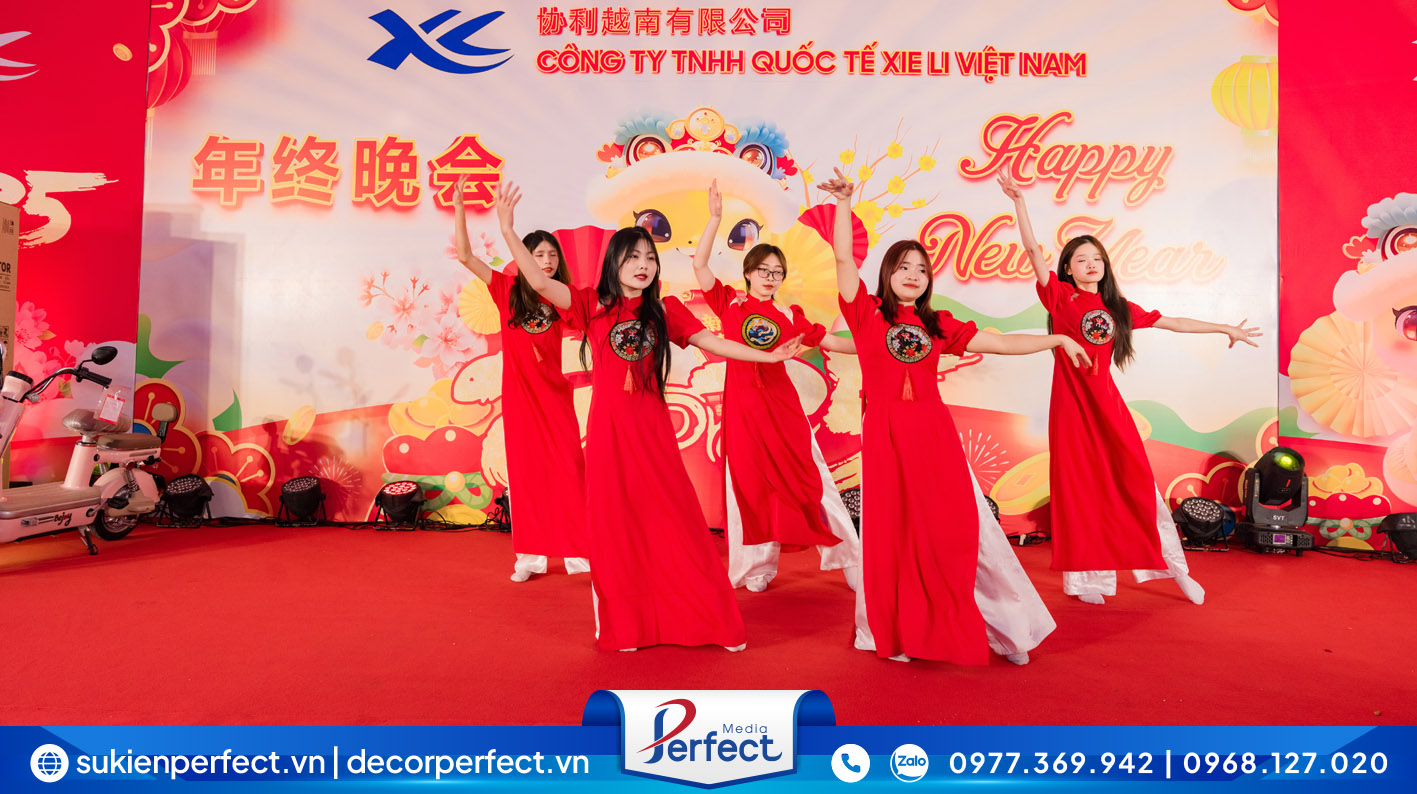Biểu diễn các tiết mục văn nghệ nội bộ