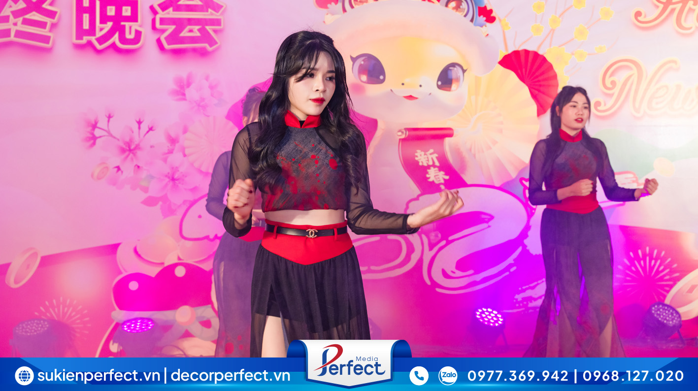 Biểu diễn các tiết mục văn nghệ nội bộ