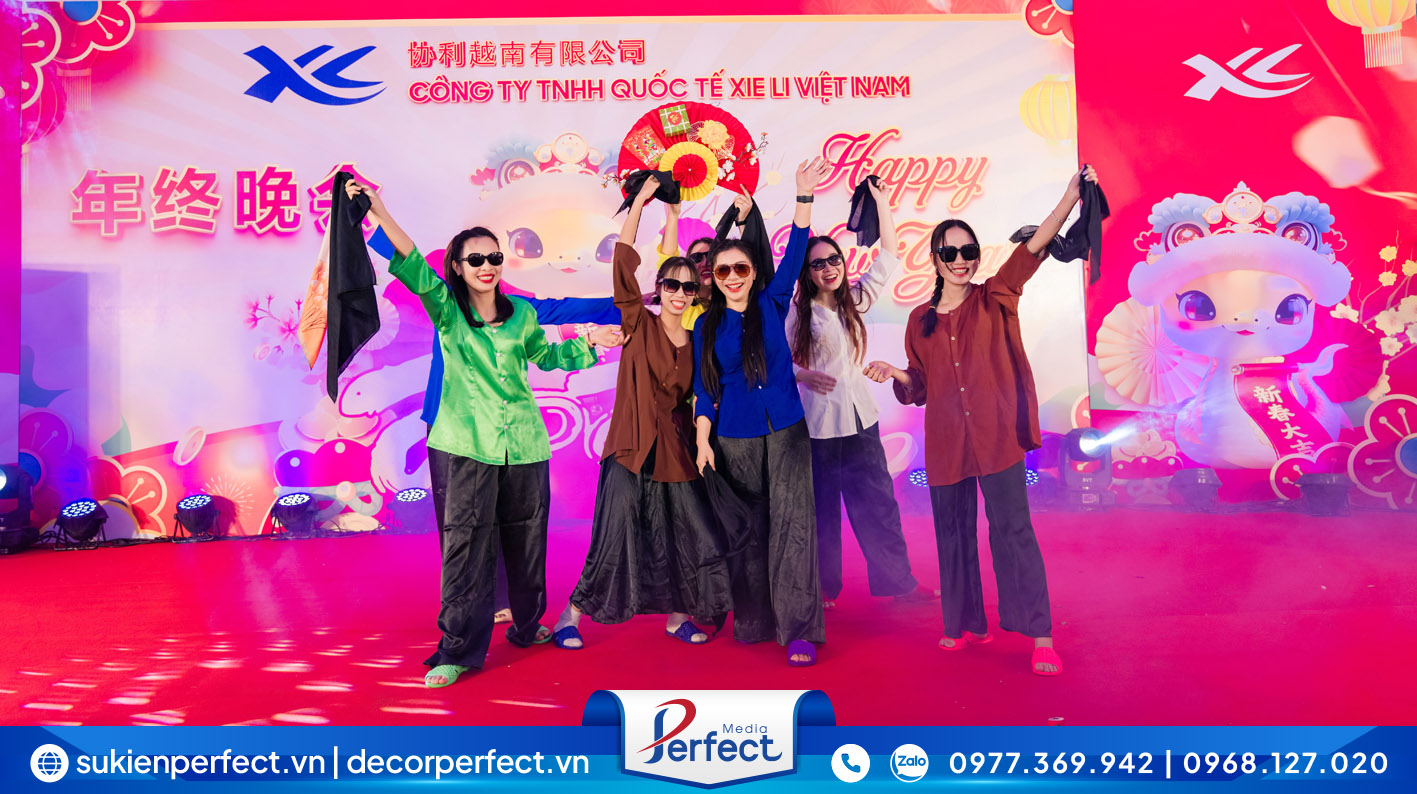 Biểu diễn các tiết mục văn nghệ nội bộ