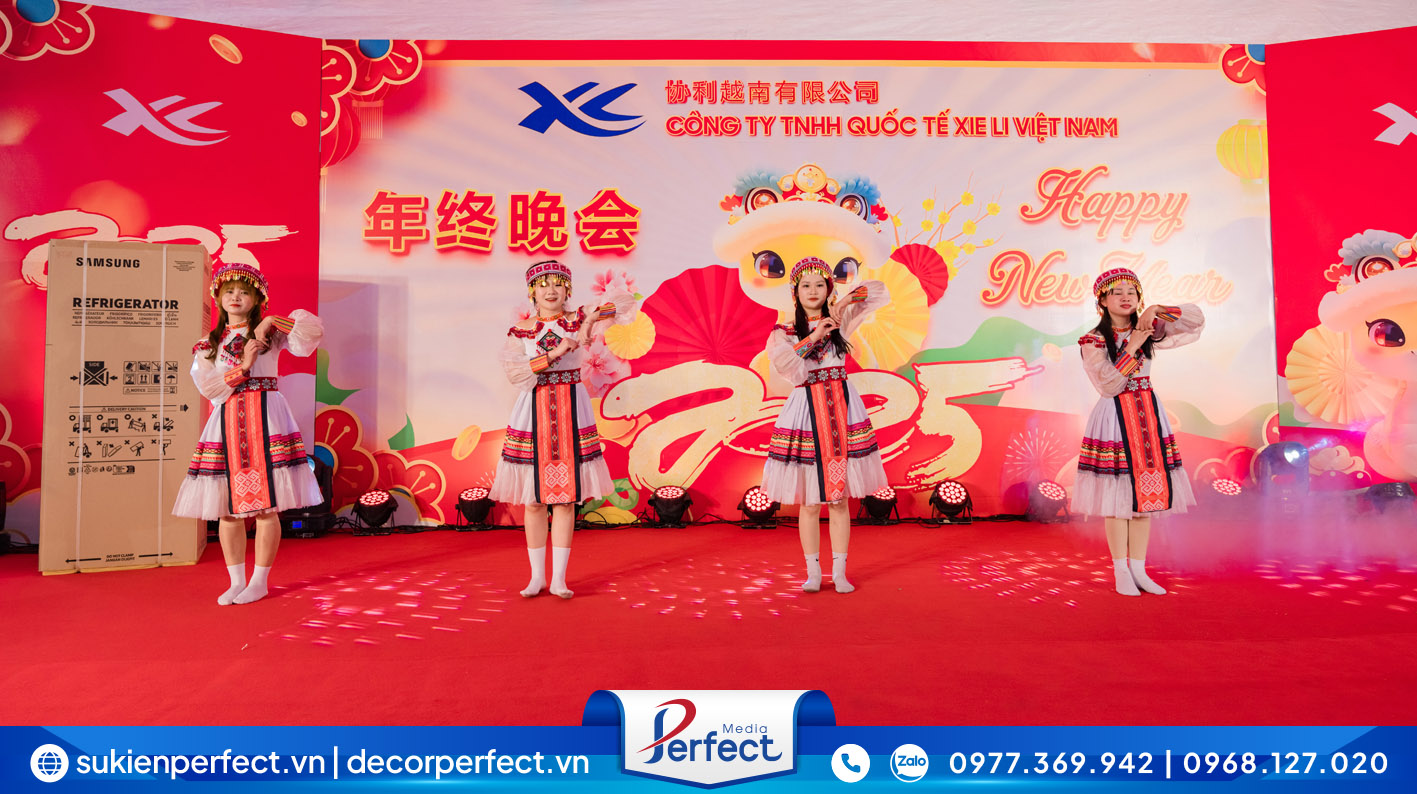 Biểu diễn các tiết mục văn nghệ nội bộ