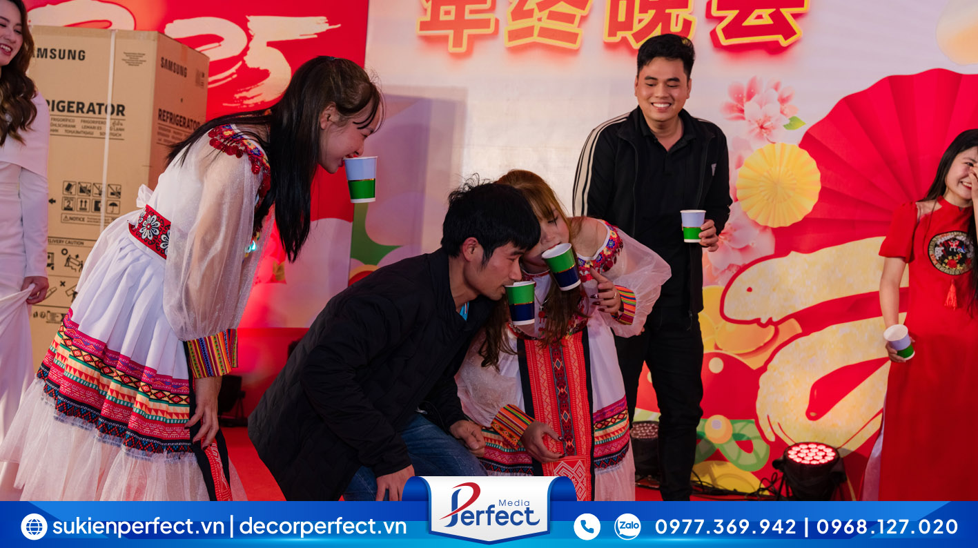Game show chuyển cốc nước