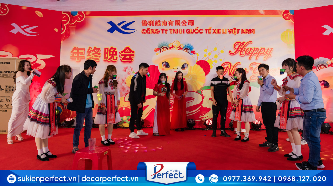 Game show chuyển cốc nước