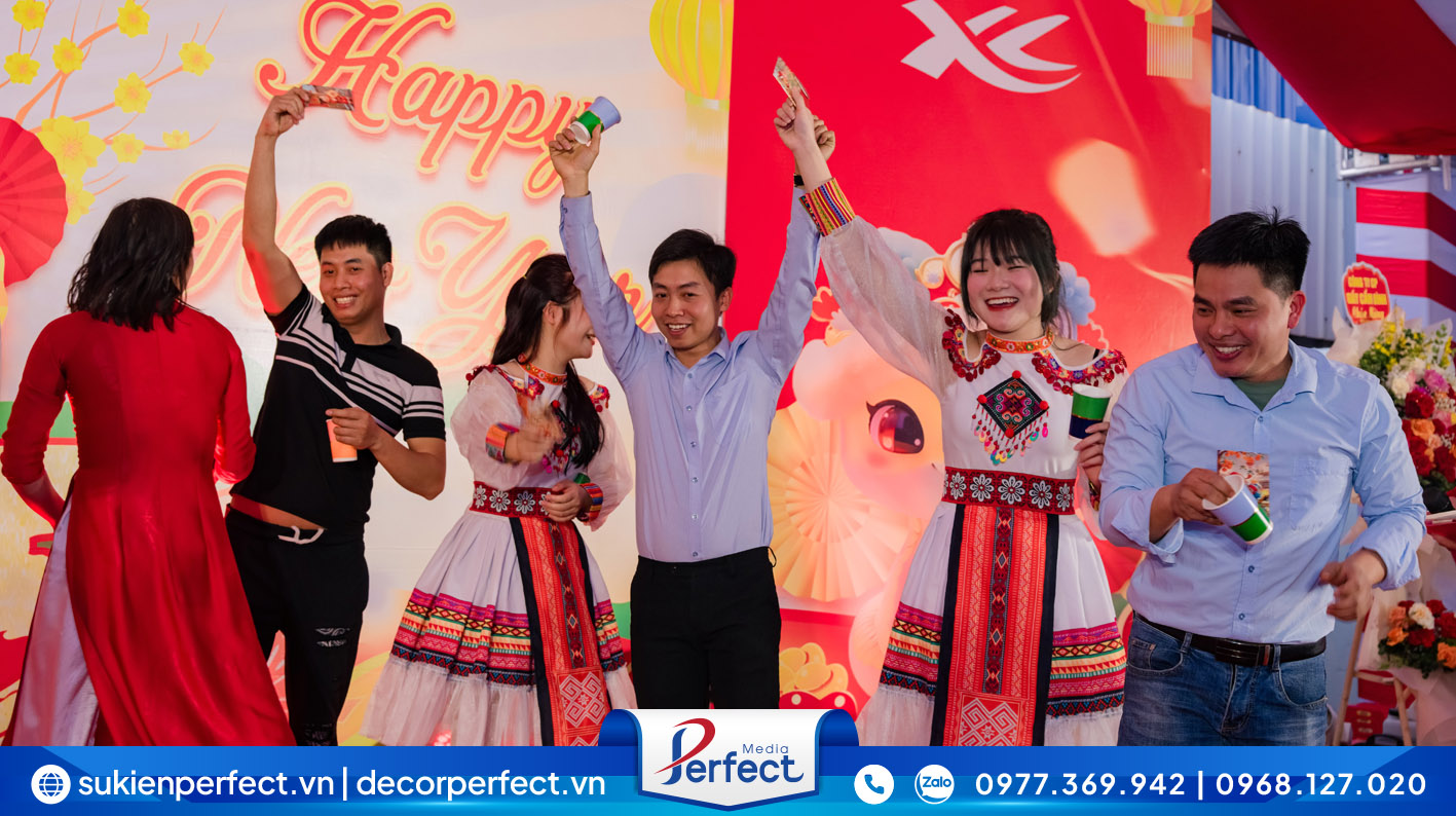 Game show chuyển cốc nước