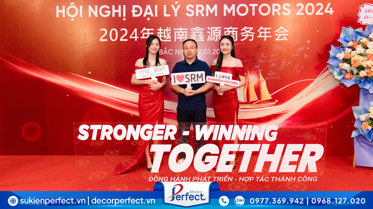 Khách mời hào hứng và thích thú để chụp những bức hình đẹp tại khu vực photo booth của chương trình.