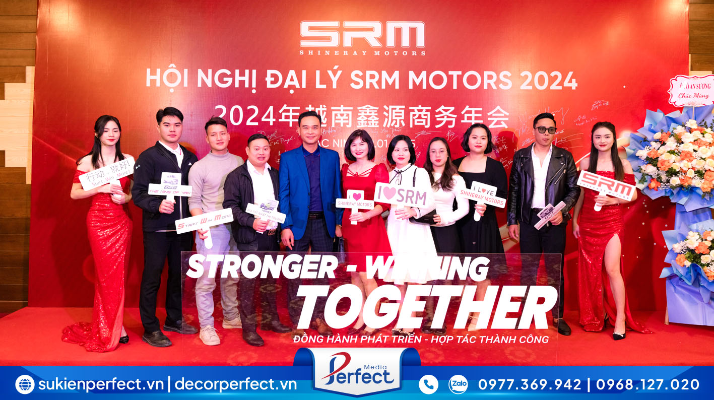 Khách mời hào hứng và thích thú để chụp những bức hình đẹp tại khu vực photo booth của chương trình.