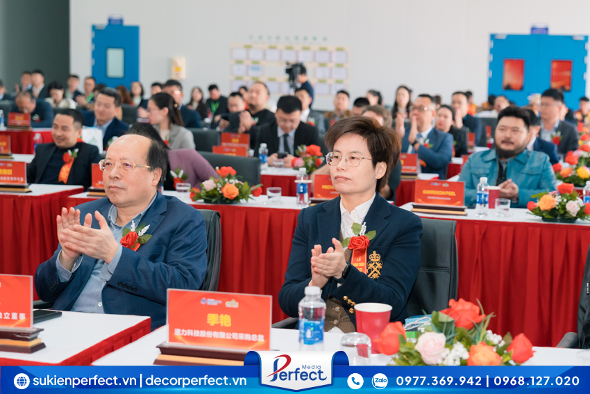 Khach-Moi-Tham-Du- Su-Kien-Khanh-Thanh-Nha-May- Exquisite-Power-Viet-Nam