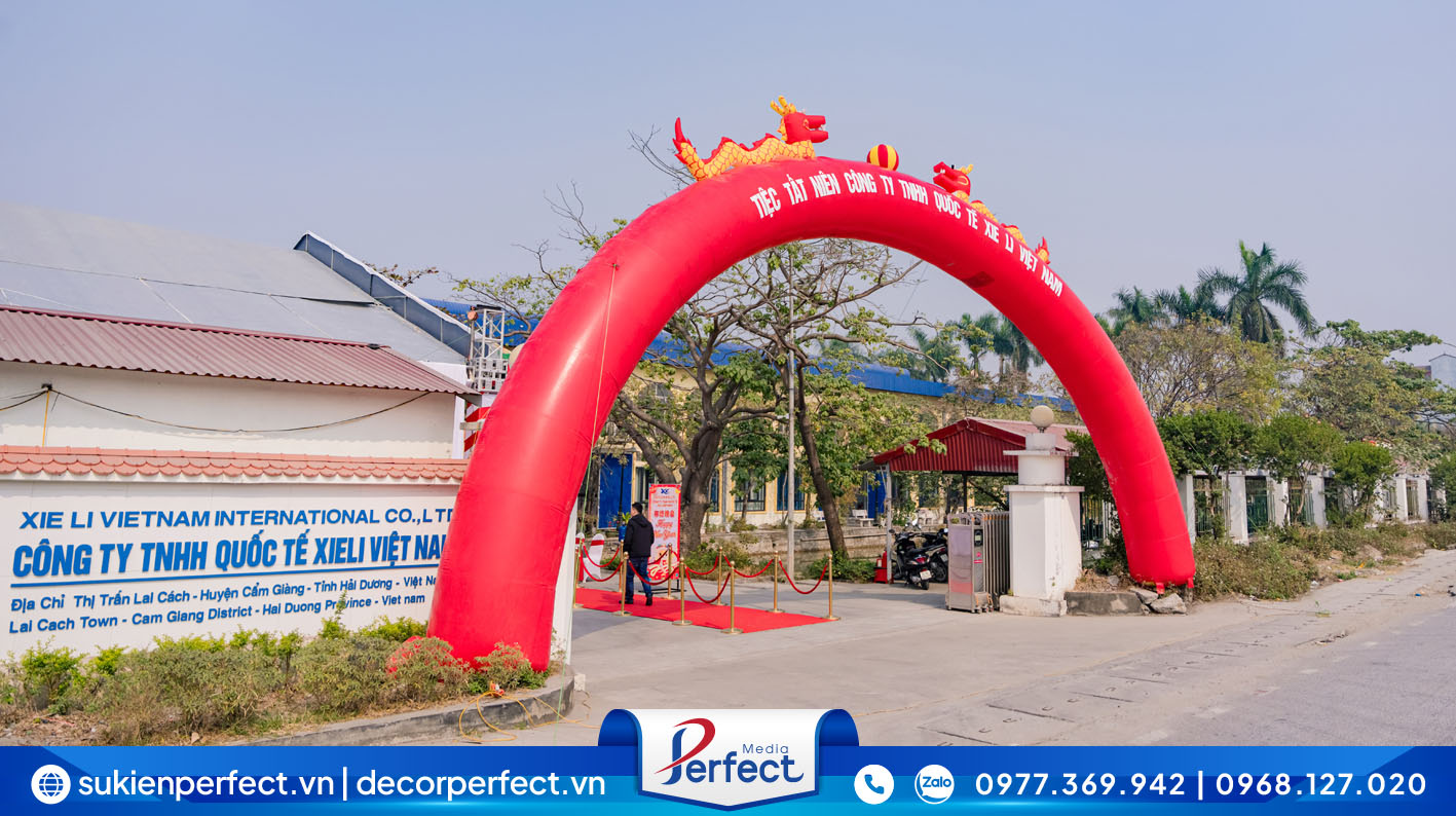 Cổng hơi song long chầu ngọc được trang trí rực rỡ, chào đón khách mời tham dự sự kiện