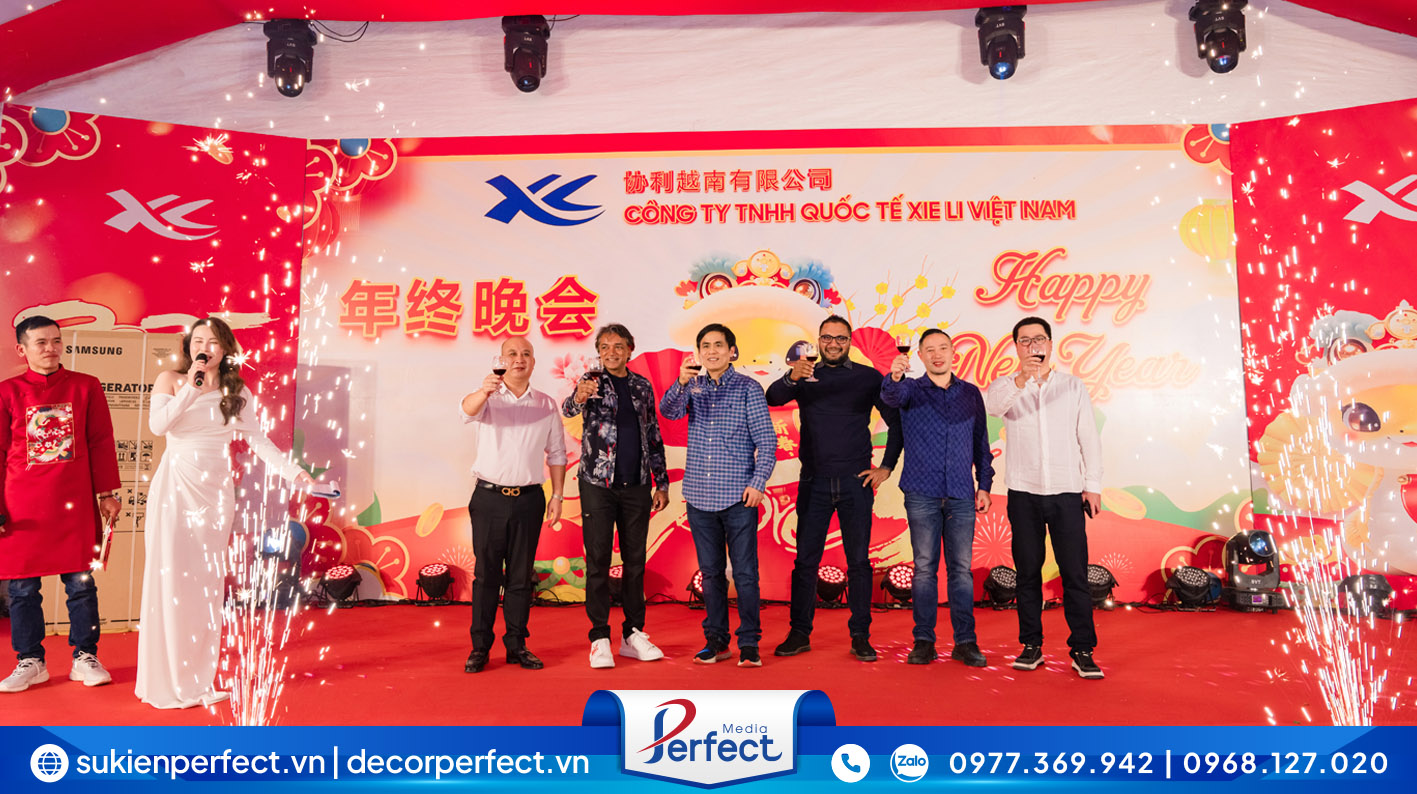 Đại diện ban lãnh đạo công ty Xie Li và các vị khách VIP thực hiện nghi thức nâng ly khai tiệc tất niên Xie Li 2024