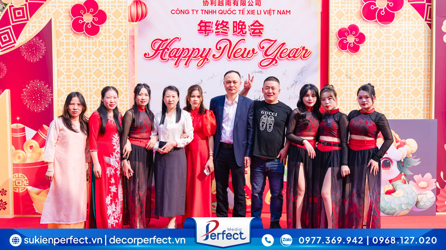 khách mời chụp hình checkin tại khu vực booth checkin in