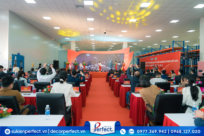 Vu-doan-bieu-dien-chuyen-nghiep-Le-Khanh-Thanh-Nha-May -Exquisite-Power-Viet-Nam