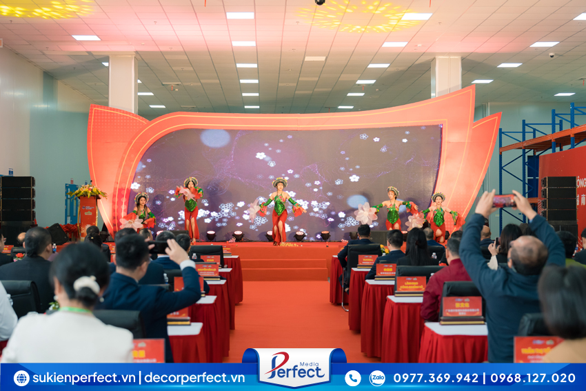 Vu-doan-bieu-dien-chuyen-nghiep-Le-Khanh-Thanh-Nha-May -Exquisite-Power-Viet-Nam
