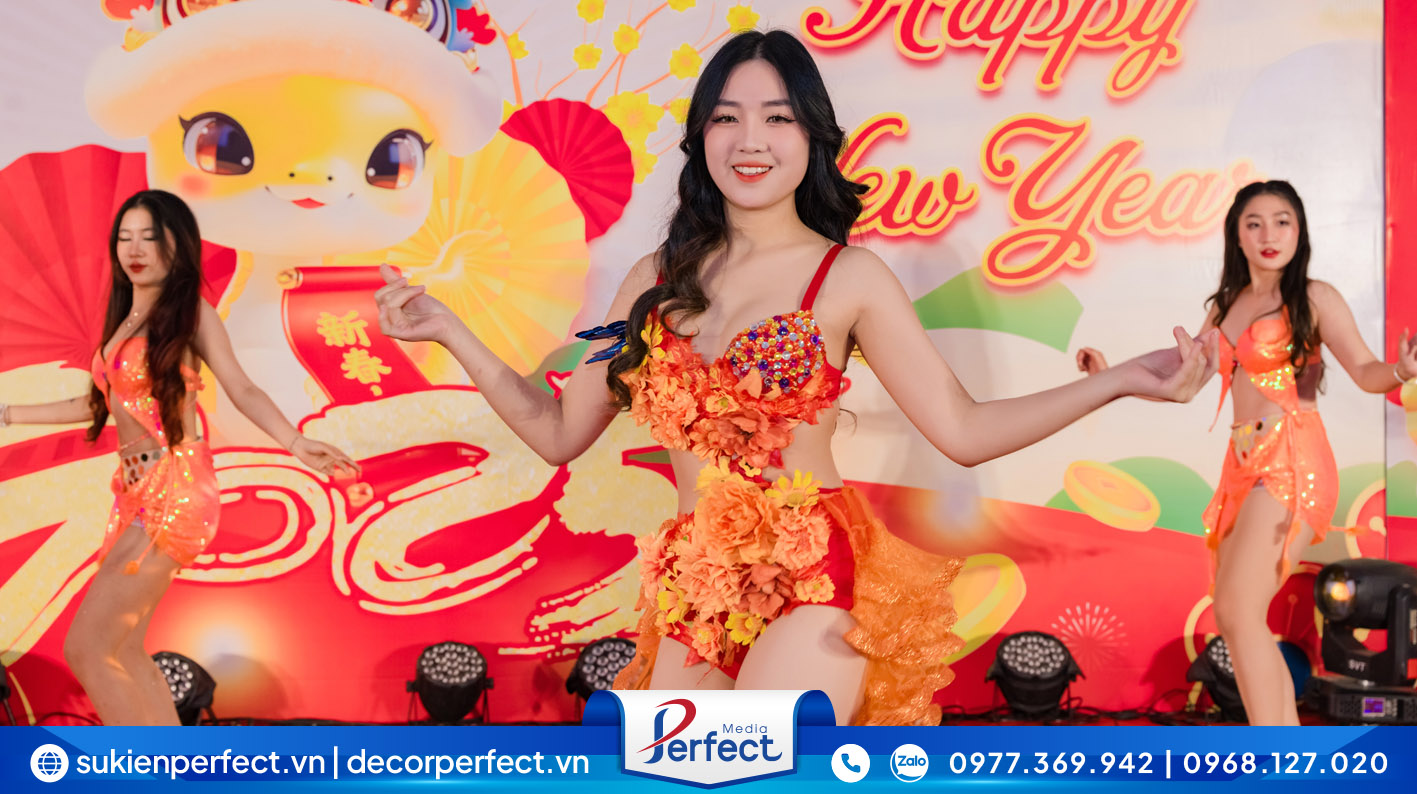 Vũ đoàn Perfect Media biểu diễn