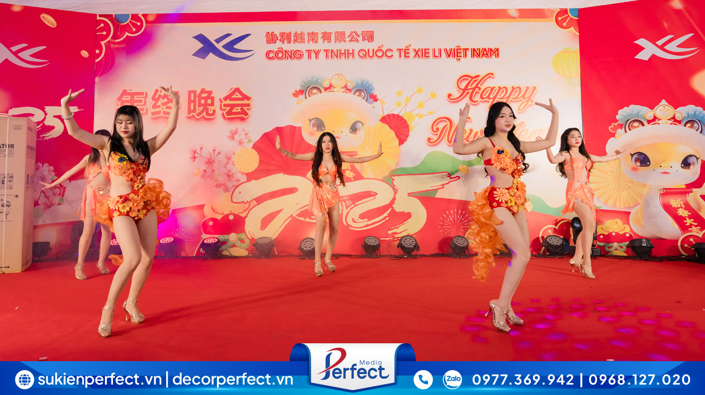 Vũ đoàn Perfect Media biểu diễn