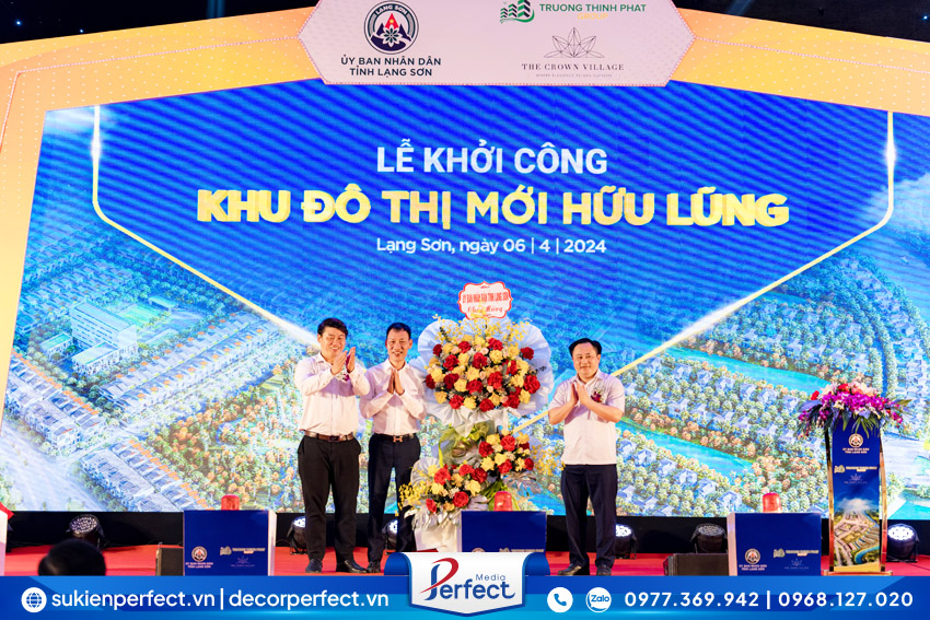 Ong-Luong-Trong-Quynh-Pho-chu-tich-UNND-tinh-Lang-Son-tang-hoa-chuc-mung