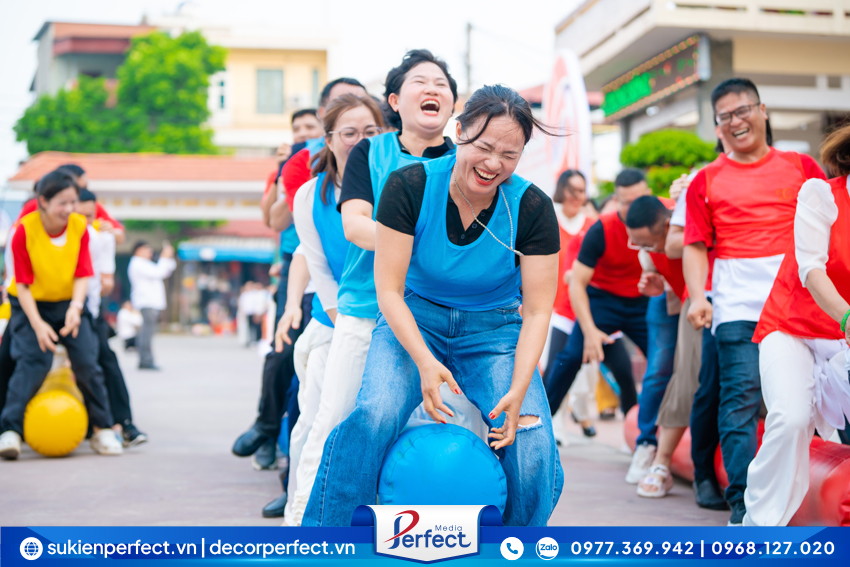 Hoi-khoa-ket-hop-teambuilding-K37-Kinh-Mon
