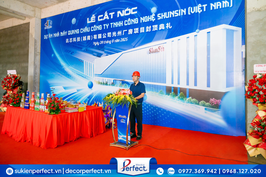 khach-moi-phat-bieu-tai-le-cat-noc-nha-may-shunsin