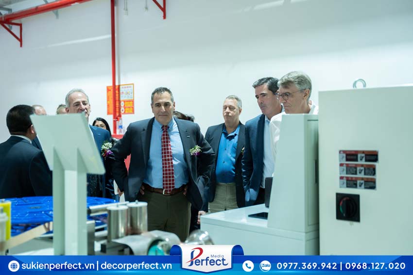 khach-moi-tham-quan-nha-may-amphenol-jet