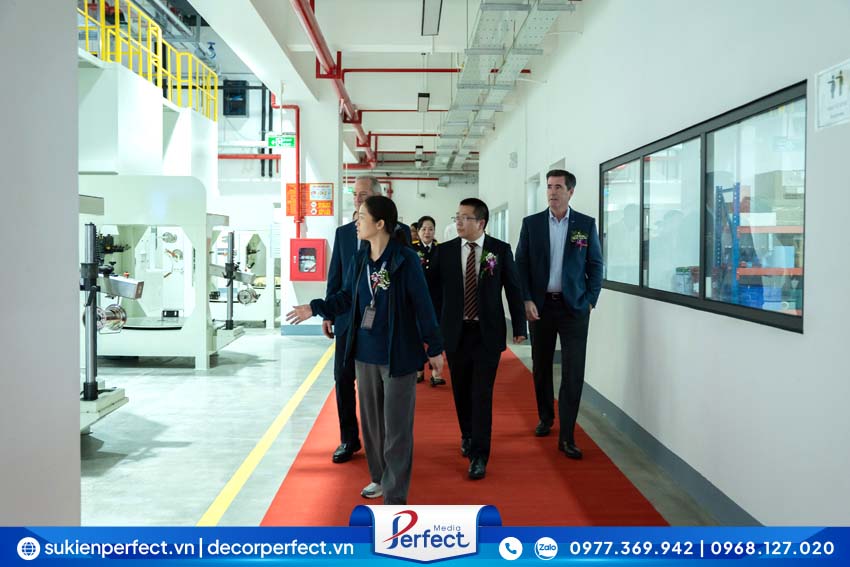 khach-moi-tham-quan-nha-may-amphenol-jet