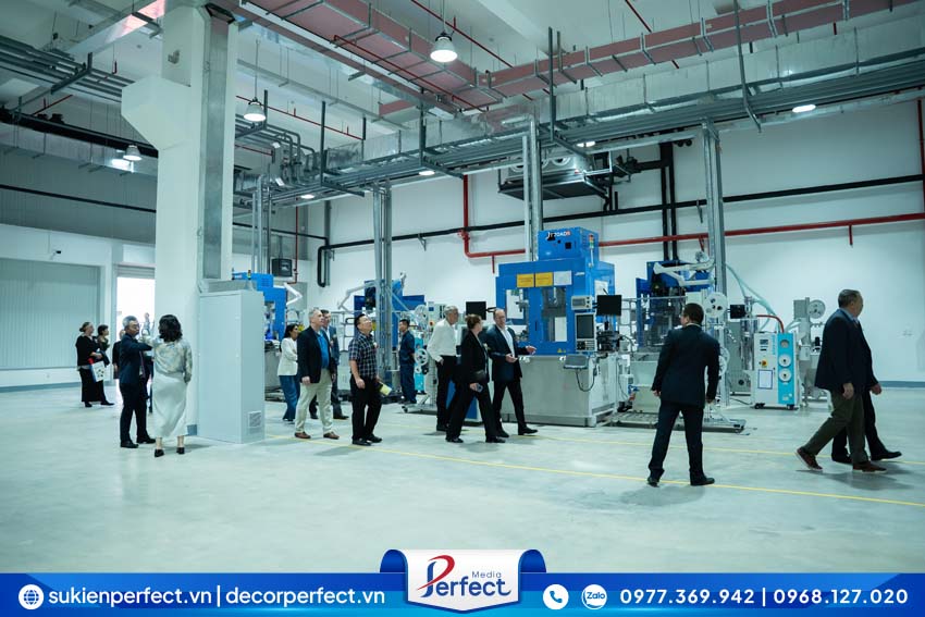 khach-moi-tham-quan-nha-may-amphenol-jet
