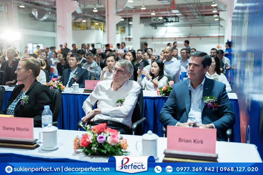 khach-moi-du-khanh-thanh-nha-may-amphenol-jet