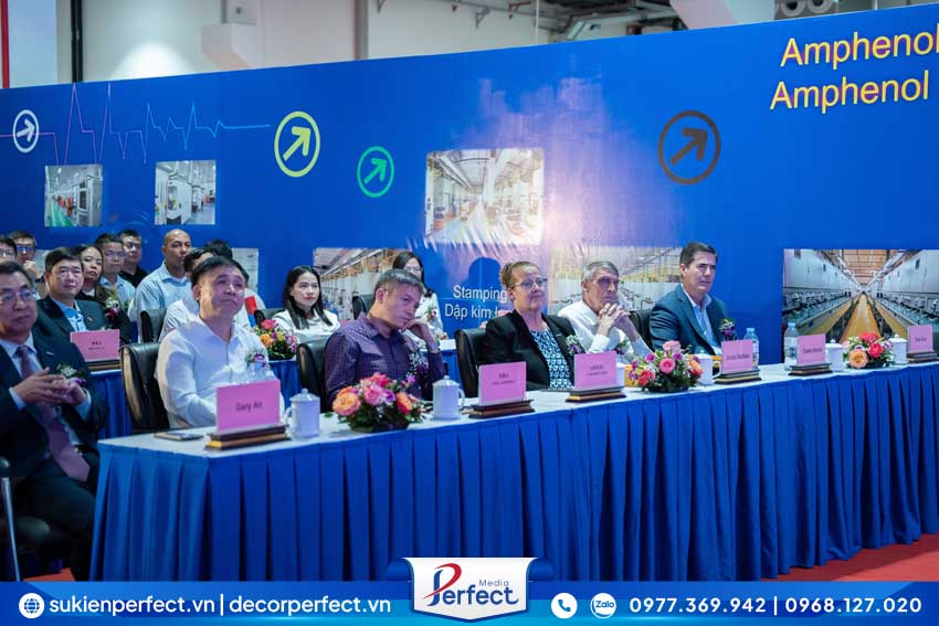 khach-moi-du-khanh-thanh-nha-may-amphenol-jet